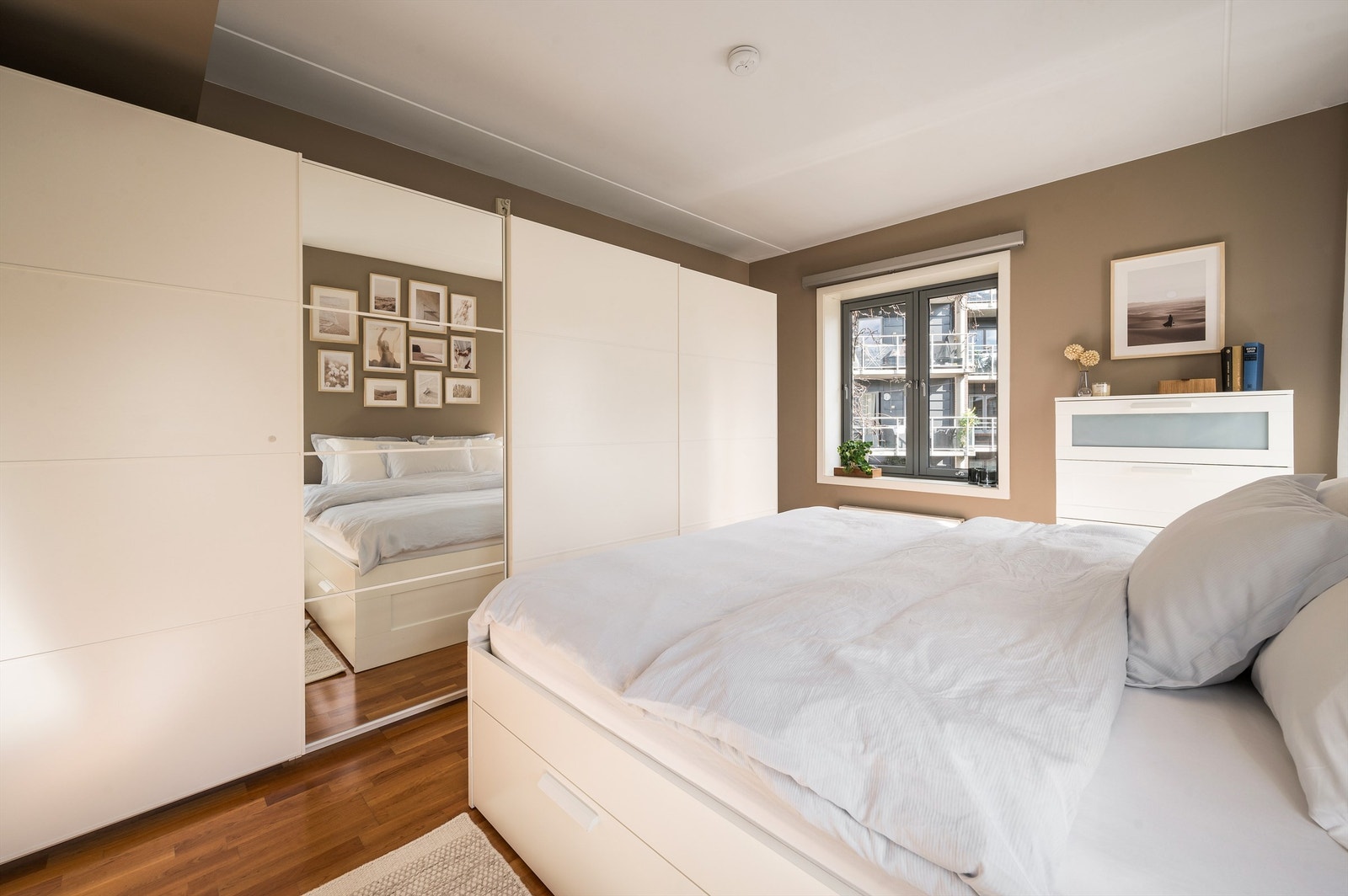 Det er også god oppbevaringsplass i en romslig skyvedørsgarderobe. Galleribilde