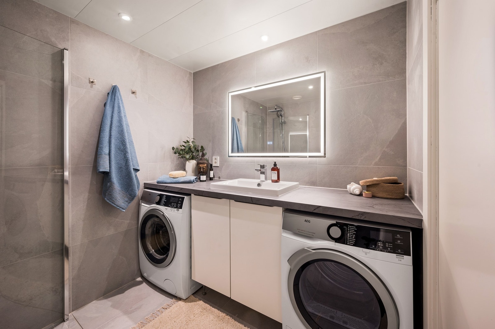 Ved oppussing av bad i 2024 med flis på flis ble det valgt utsøkte materialer og høy grad av finish. Det er varme i gulvet. Galleribilde