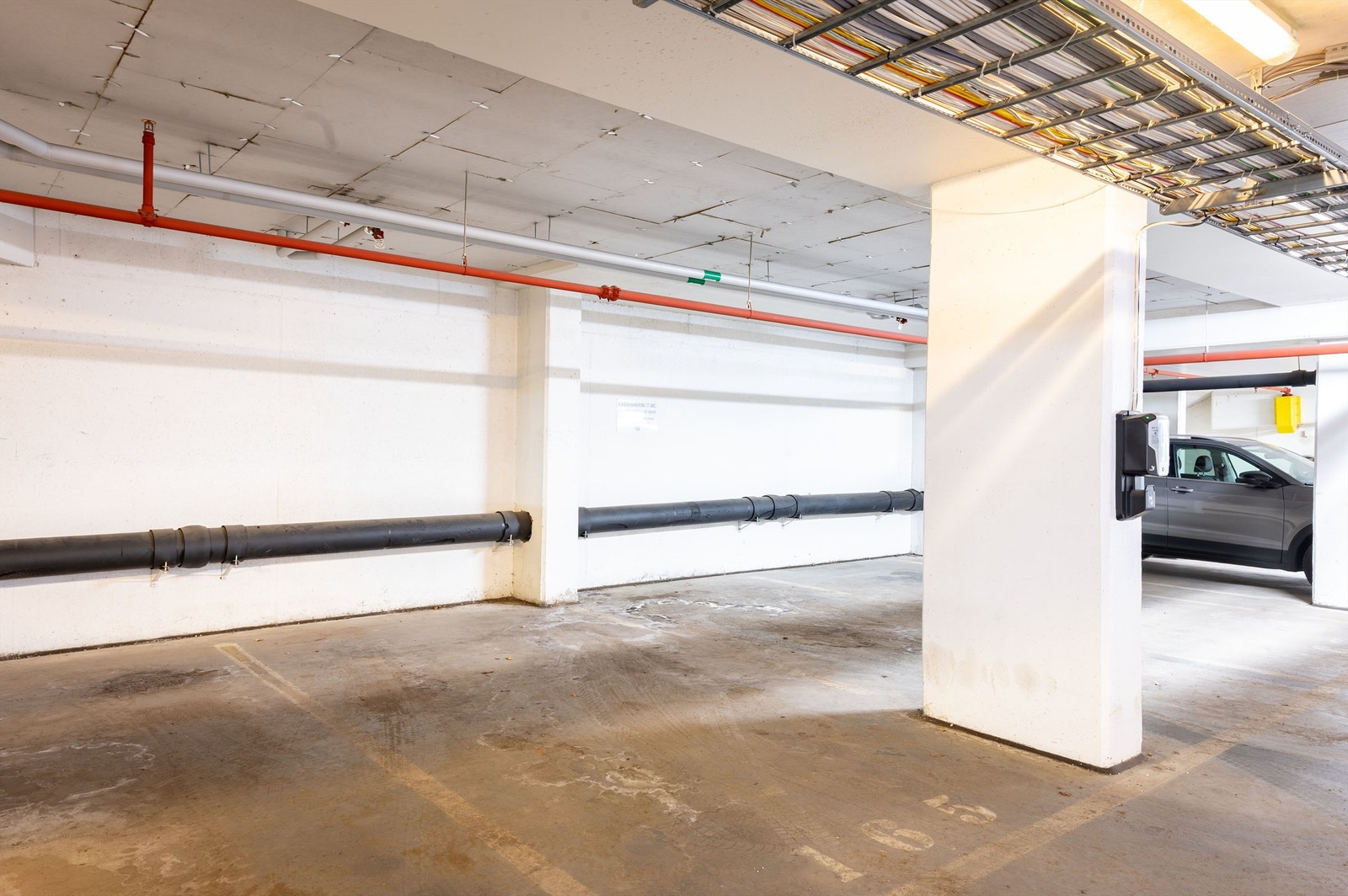 Parkeringsplass i Wexels Plass garasjesameie kan kjøpes for kr 460 000,-. Garasjen er videoovervåket, oppvarmet, og plassen er rett ved heisen. Mulig å montere ladeboks. Parkeringsplassen kan også leies ut. Galleribilde