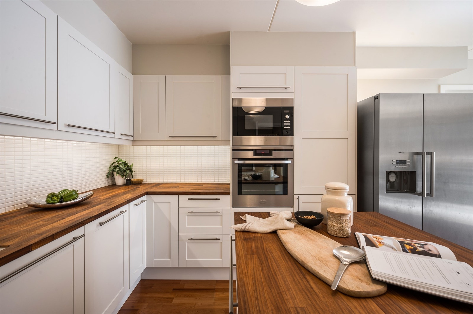 Hvitevarene er sømløst integrert i innredningen og består av induksjonstopp, stekeovn, micro og oppvaskmaskin. Galleribilde