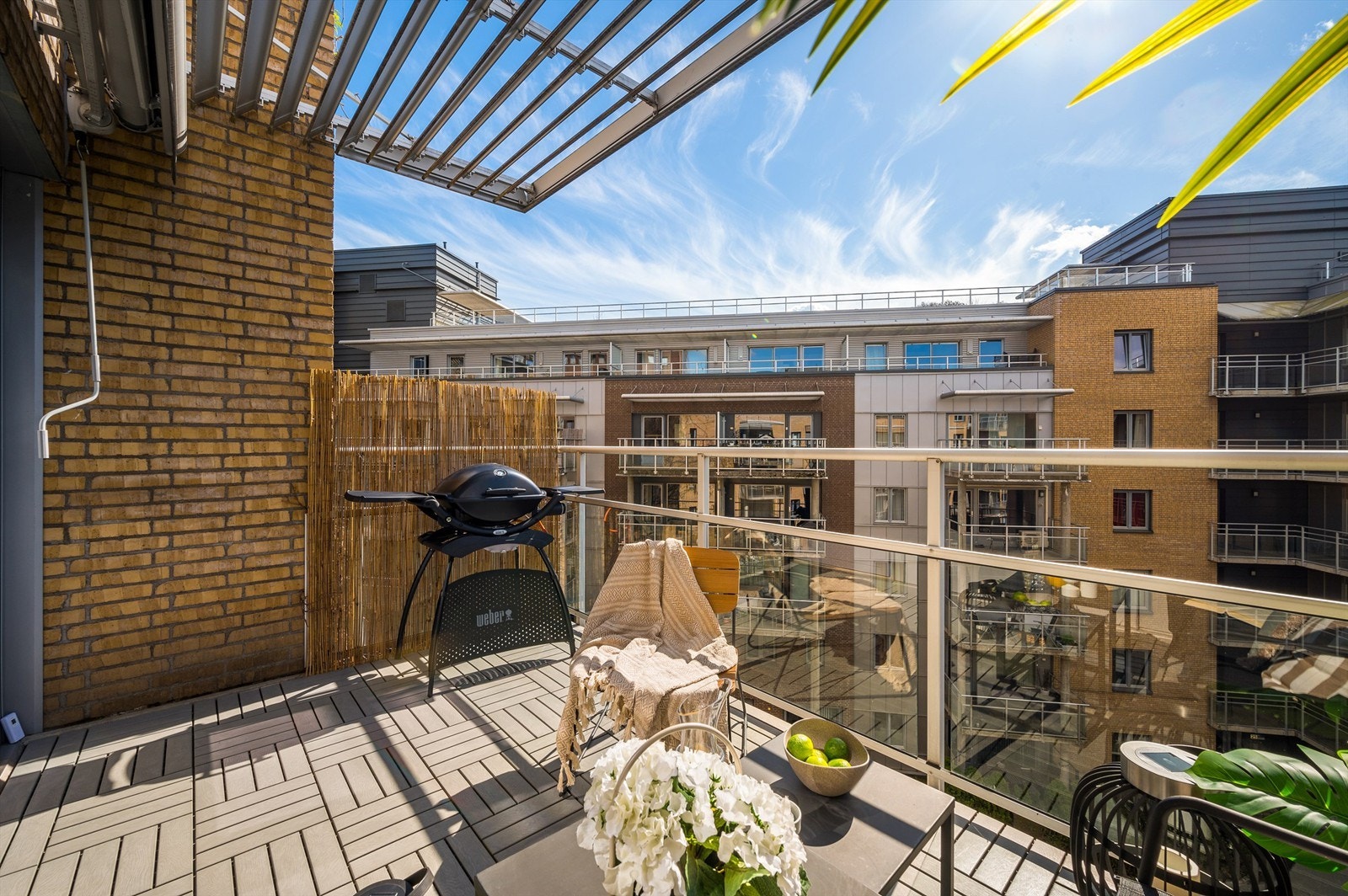 Selger informerer om gode solforhold med sol fra ca. 09:00-19:00 på sommerstid. Galleribilde