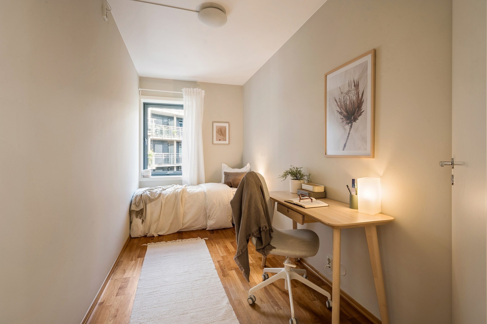 Leilighetens andre soverom er også romslig og passer ypperlig som barnerom, gjesterom eller kontor og har også morgensol. Galleribilde