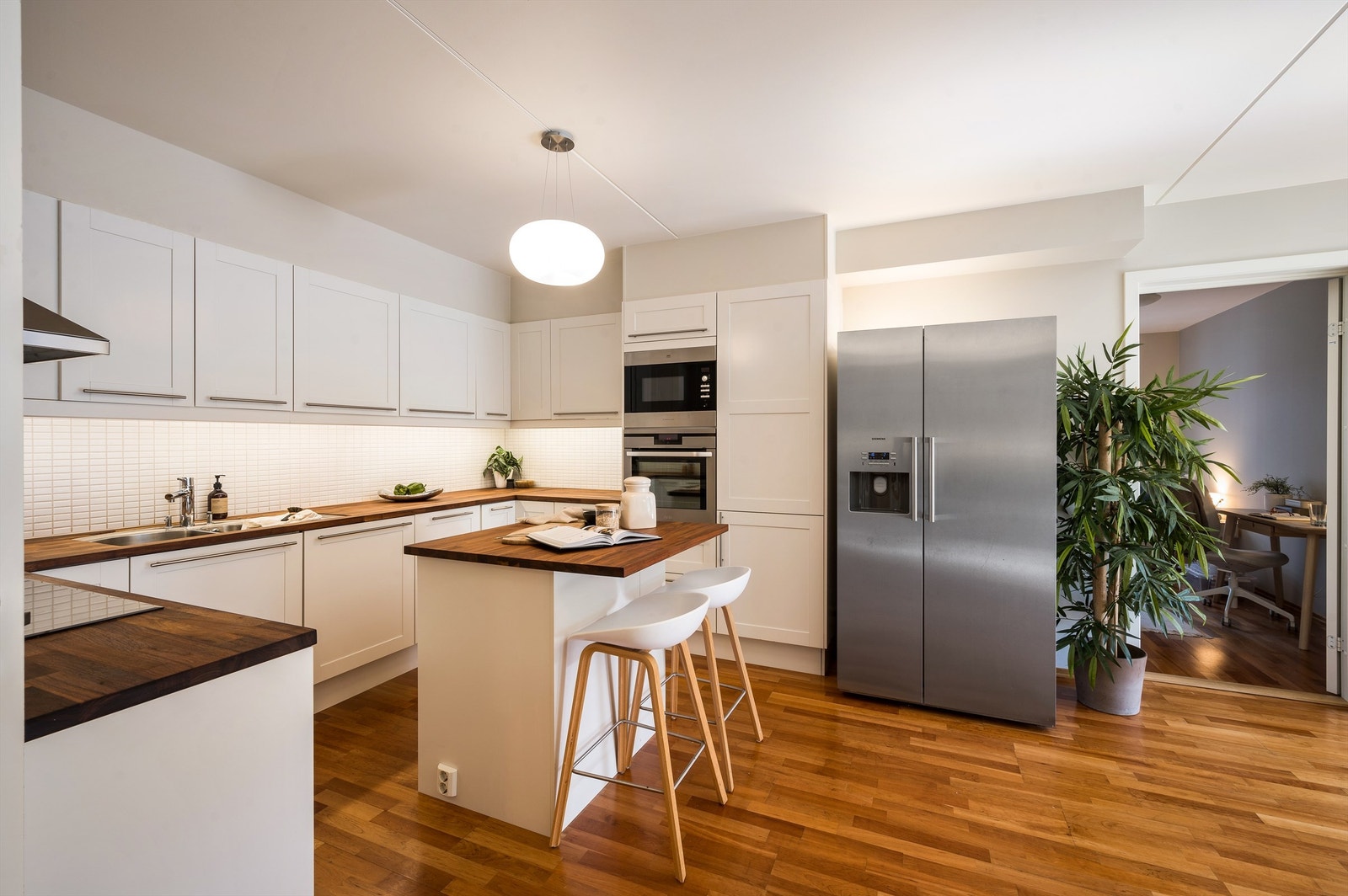 Kjøkkeninnredningen er fra Norema og er av profilerte fronter og benkeplate i heltre med nedfelt vaskekum. Over benkeplaten er det pent flislagt med belysning. Galleribilde