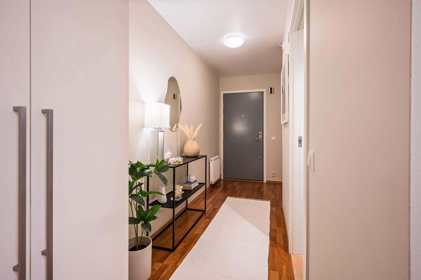 Boligen har dørcalling/låsesystem via app (Defigo), slik at du kan få pakker levert til døren selv om du ikke er hjemme. Galleribilde