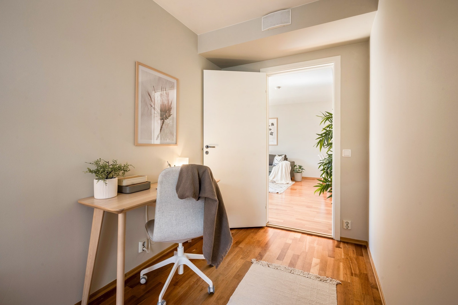 Her er det god plass til seng, pult eller annet ønskelig møblement. Galleribilde