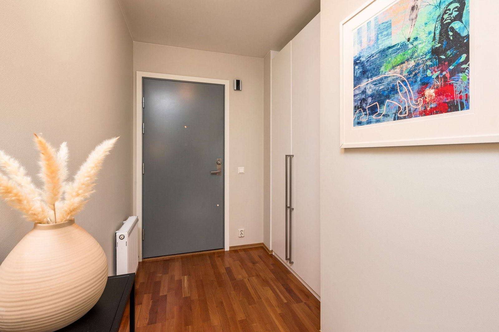 Romslig inngangsparti med både rikelig skapplass, og god plass til barnevogn eller sportsutstyr. Galleribilde