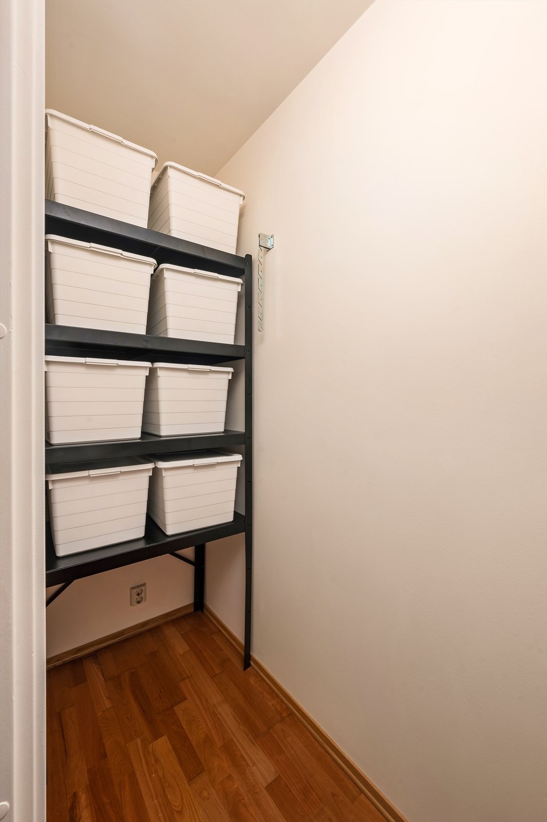 Praktisk og romslig innvendig bod for oppbevaring i boligen. Galleribilde