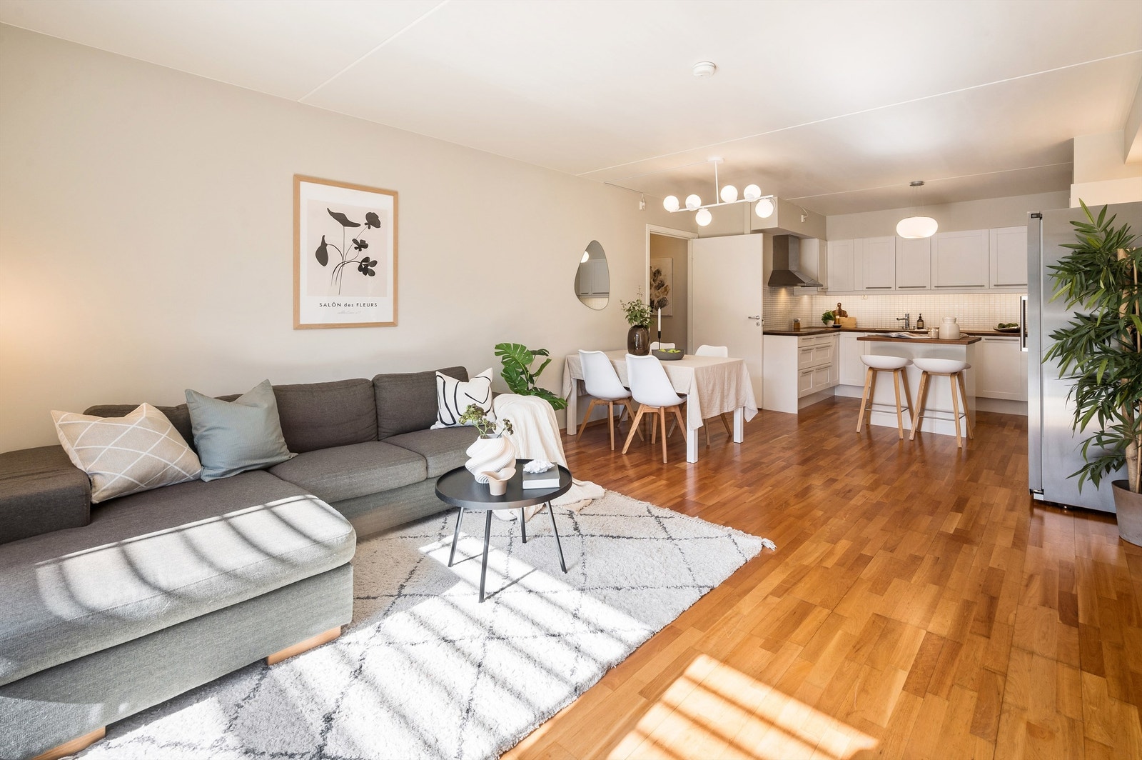 Stuen kan enkelt innredes med en hyggelig sofagruppe med tilhørende sofabord og annet ønskelig stuemøblement. Galleribilde