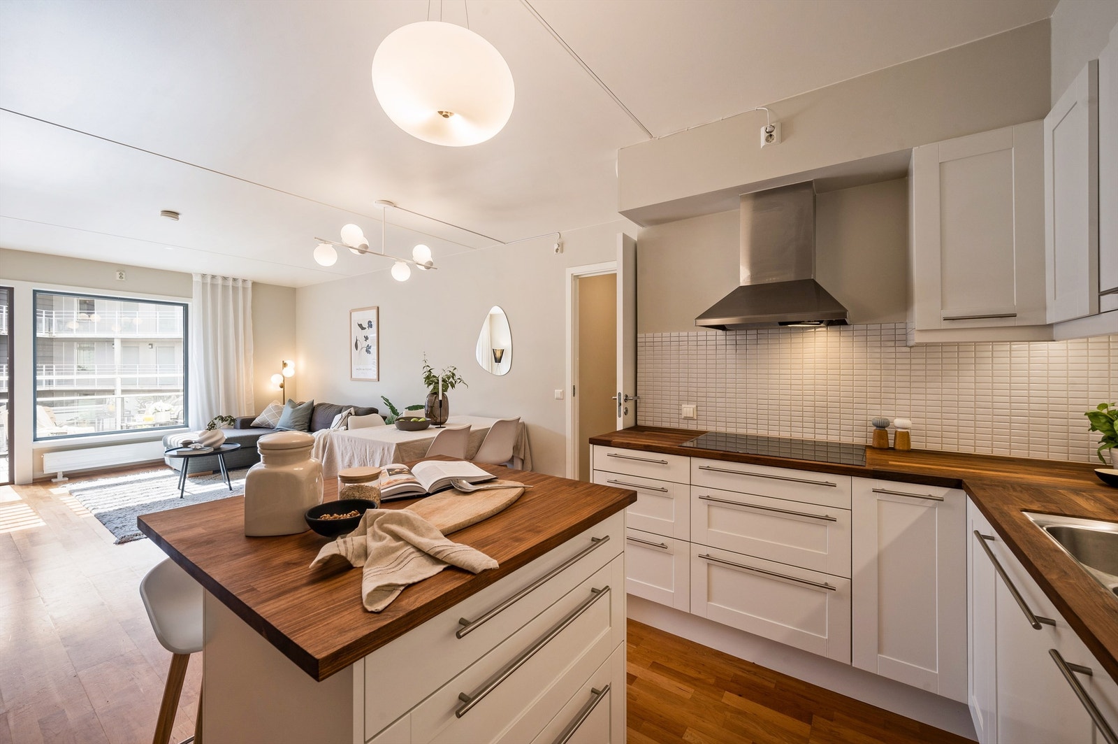 Kjøkkenet har også en praktisk kjøkkenøy! Perfekt sted å nyte frokosten eller en matbit på kvelden. Galleribilde