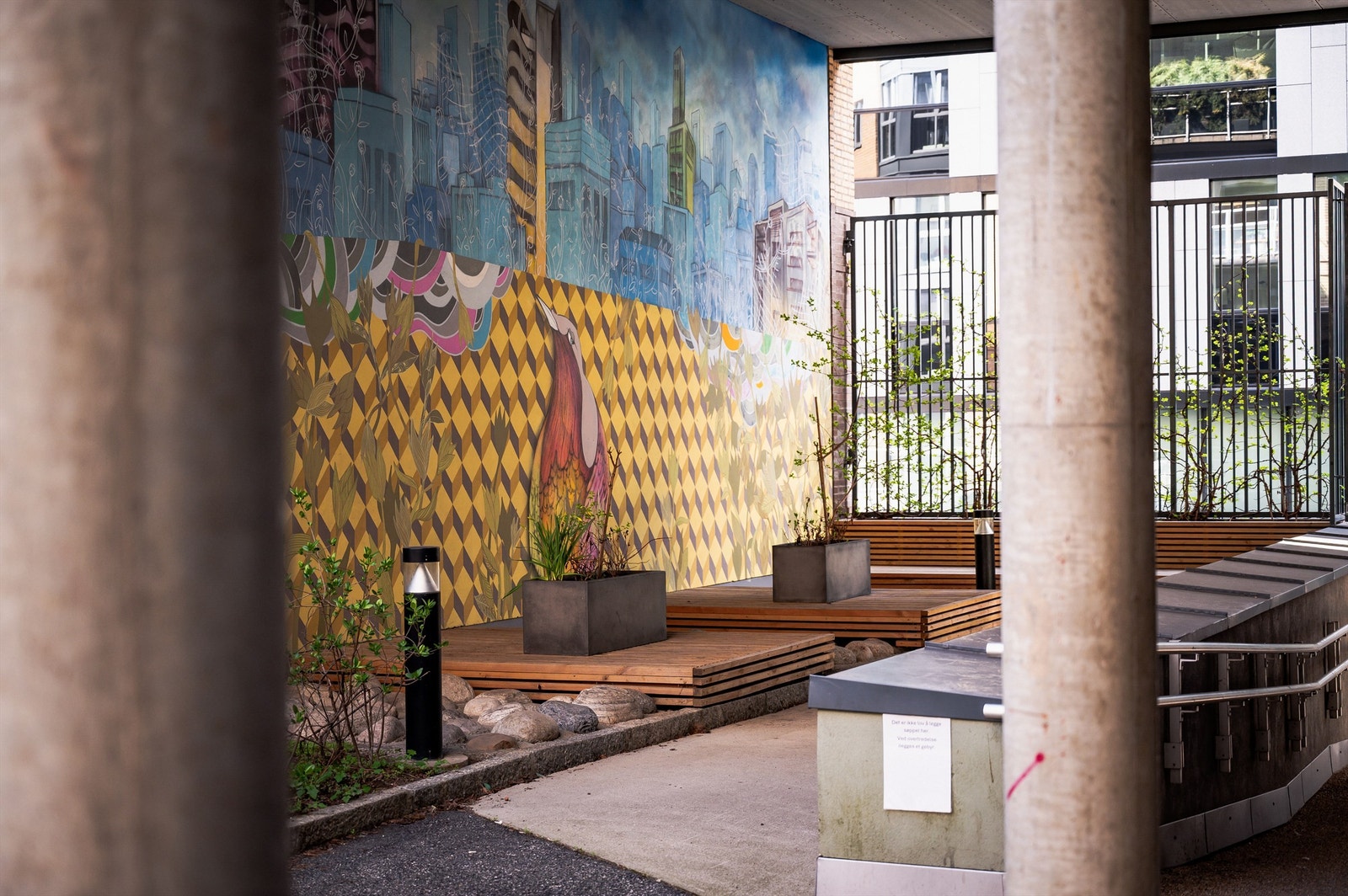 Bakgården som tilhører sameiet er pent opparbeidet med sittegrupper, gressplen og diverse flott beplantning. Galleribilde