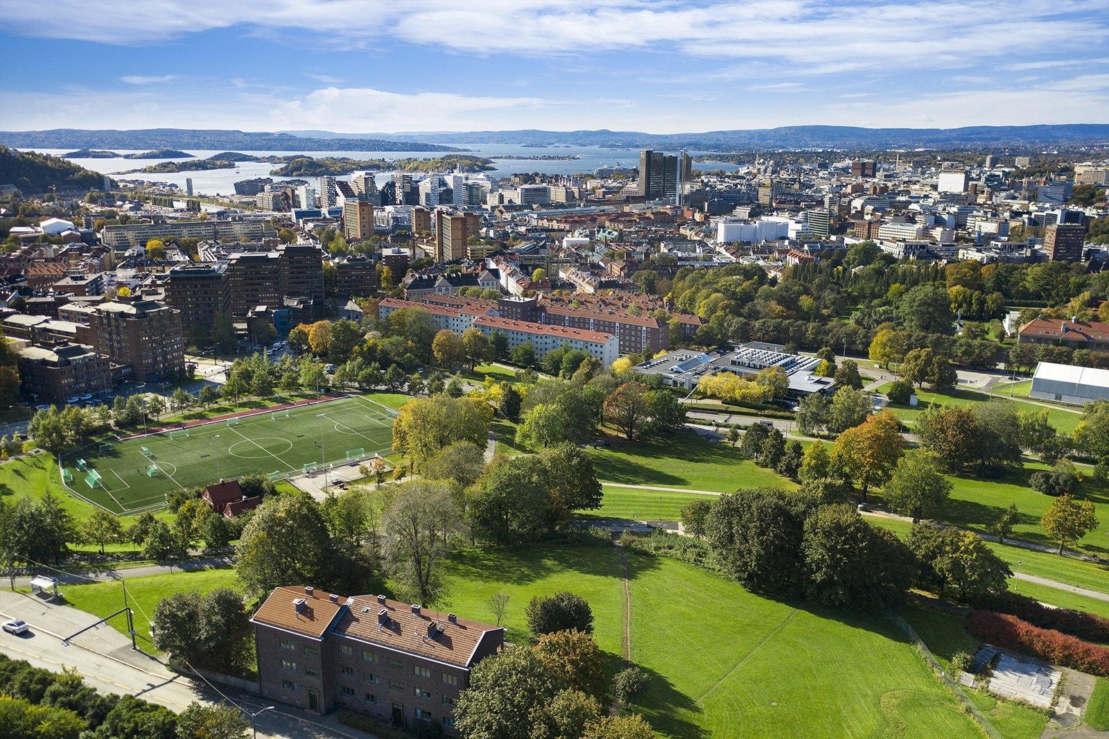 Nydelige Tøyenparken i umiddelbar nærhet. Galleribilde