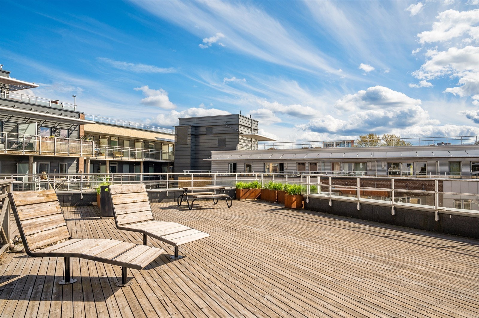 Flott felles takterrasse med svært gode solforhold med sommeren kan nytes fra morgen til kveld. Galleribilde