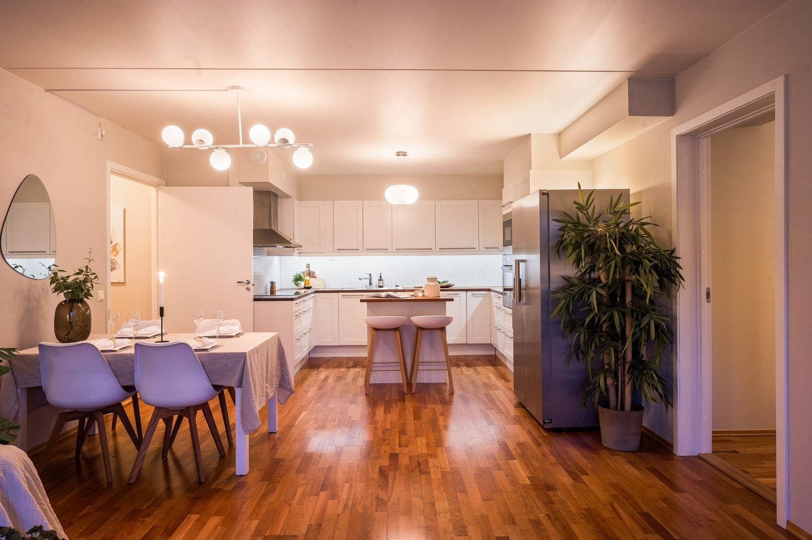 Overflatene er holdt i behagelige og tidsriktige nyanser. Galleribilde