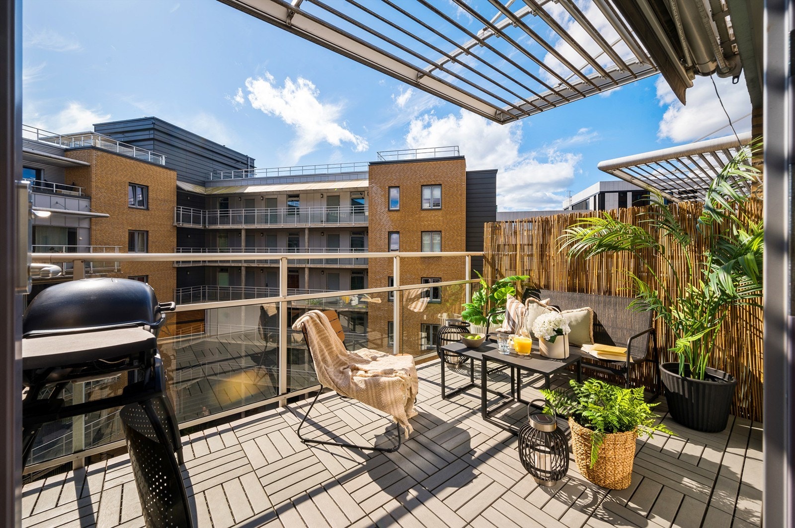 Fra balkongen kommer man ut til boligens sydvendte balkong på ca. 9 kvm. Om sommeren brukes balkongen som en del av stuen og matlagingen flyttes ut til grillen. Galleribilde