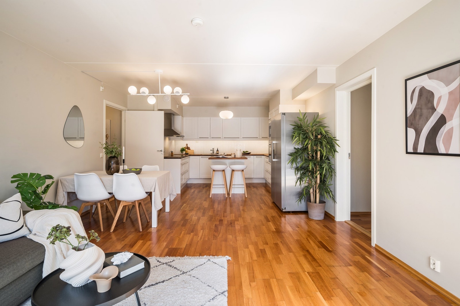 For de fleste er kjøkkenet et av de viktigste rommene i hjemmet. Kjøkkenet har åpen løsning mot spisestue, her kan du holde samtalen gående med gjester, eller små barn som leker mens middagen lages. Galleribilde