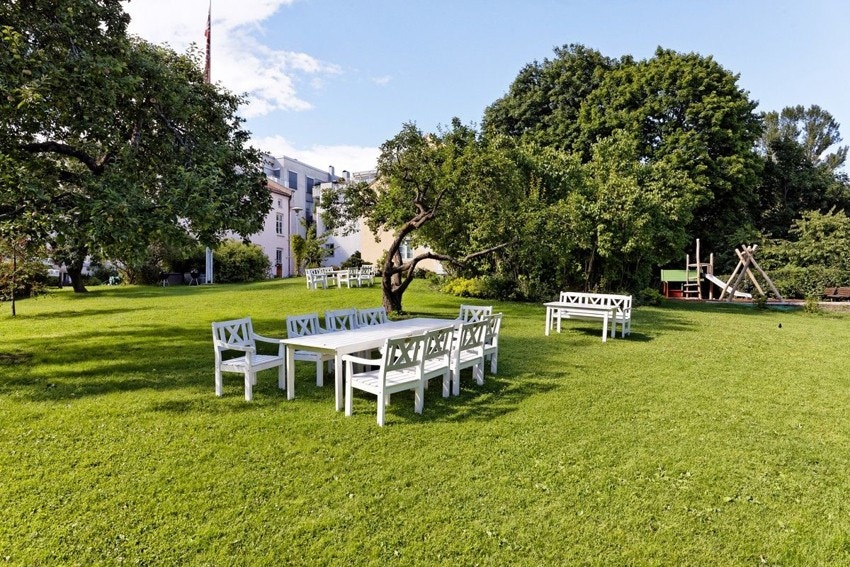 Sommer i Sameiets private hage. Galleribilde