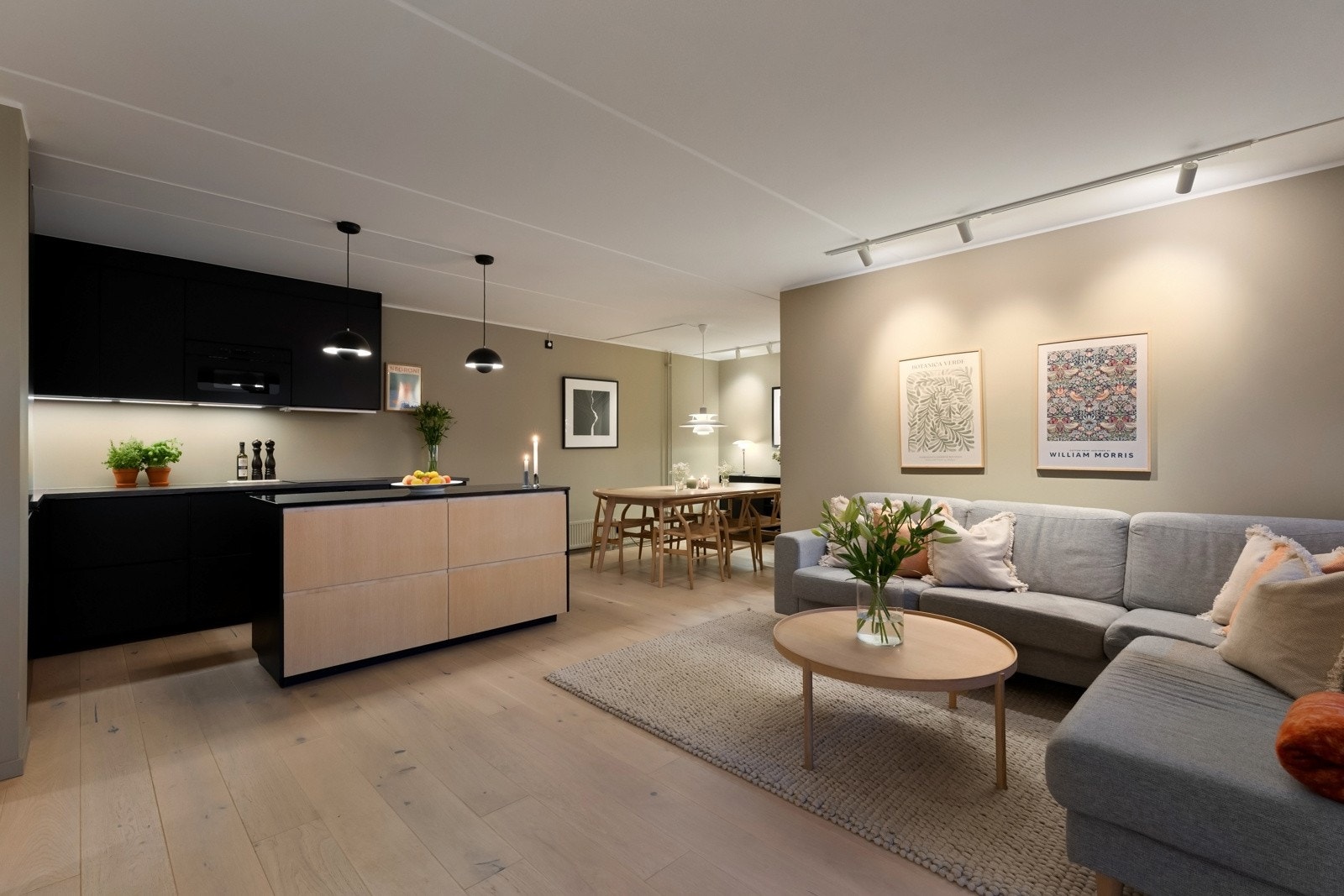 Det går heis fra garasjeanlegg/bakkeplan og til leilighetsetasje. Galleribilde