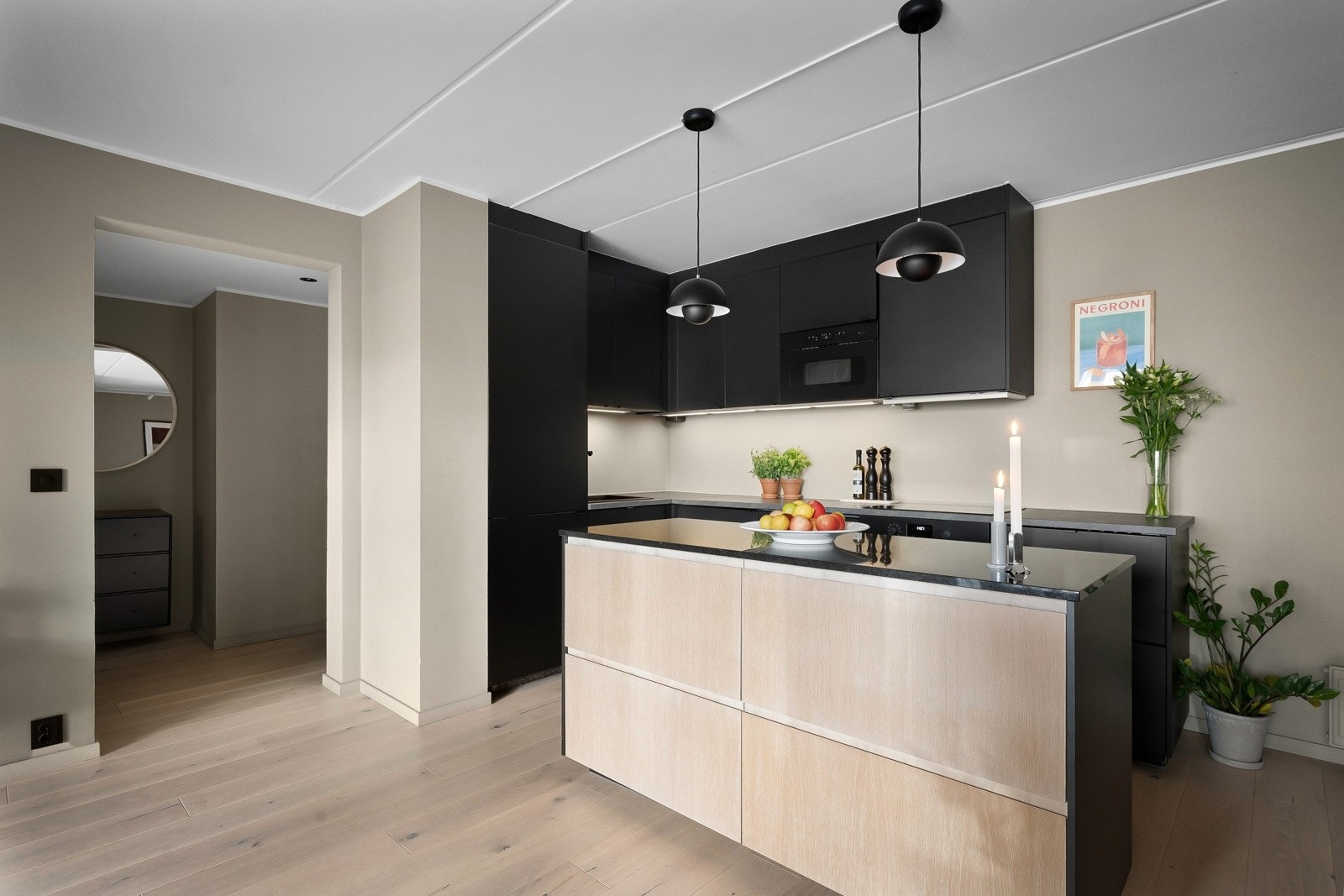 Integrerte hvitevarer som platetopp med induksjon, stekeovn, oppvaskmaskin og kjøl-/fryseskap. Galleribilde