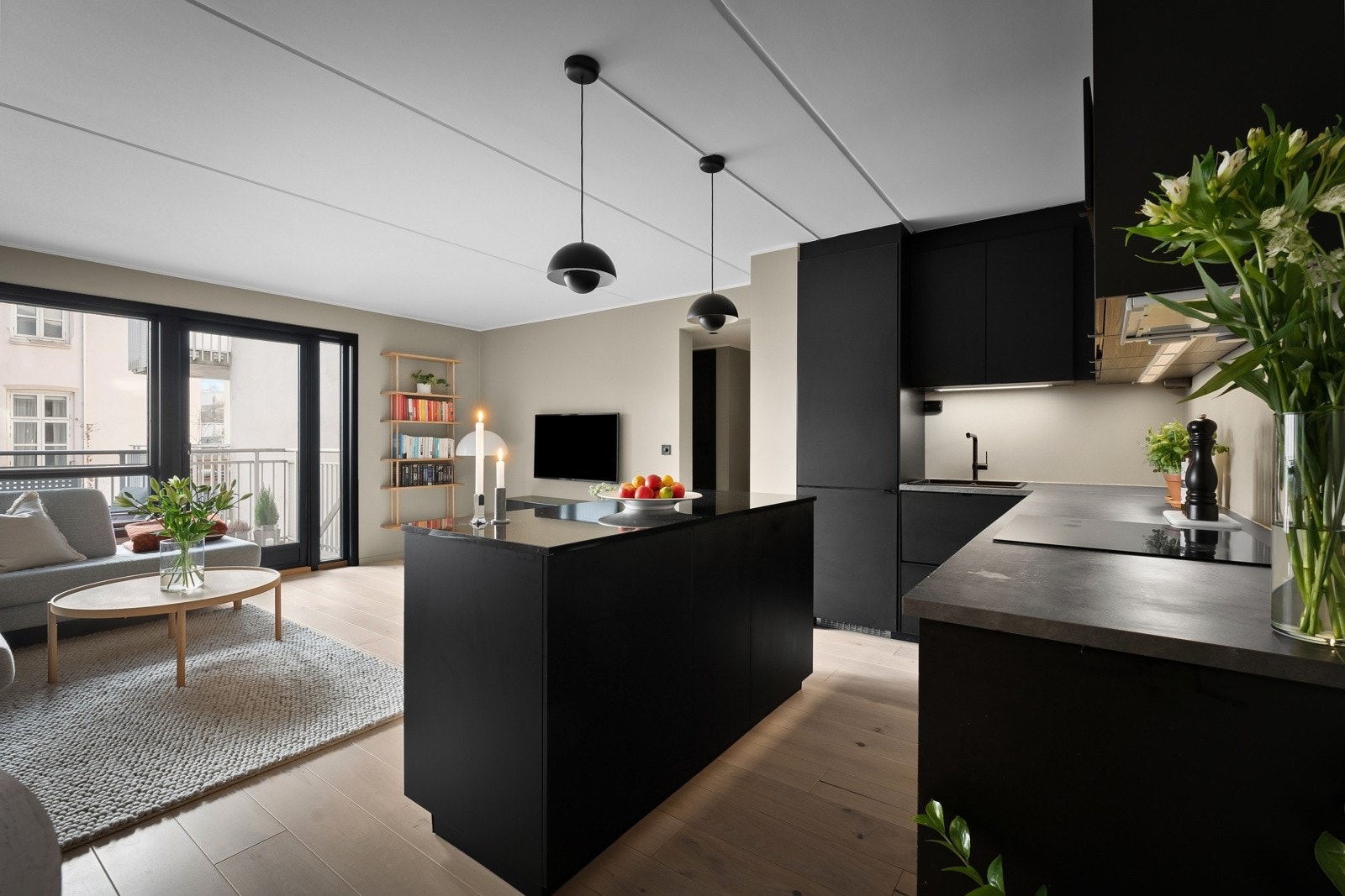 Rikelig med naturlig lysinnslipp via store vindusflater. Galleribilde