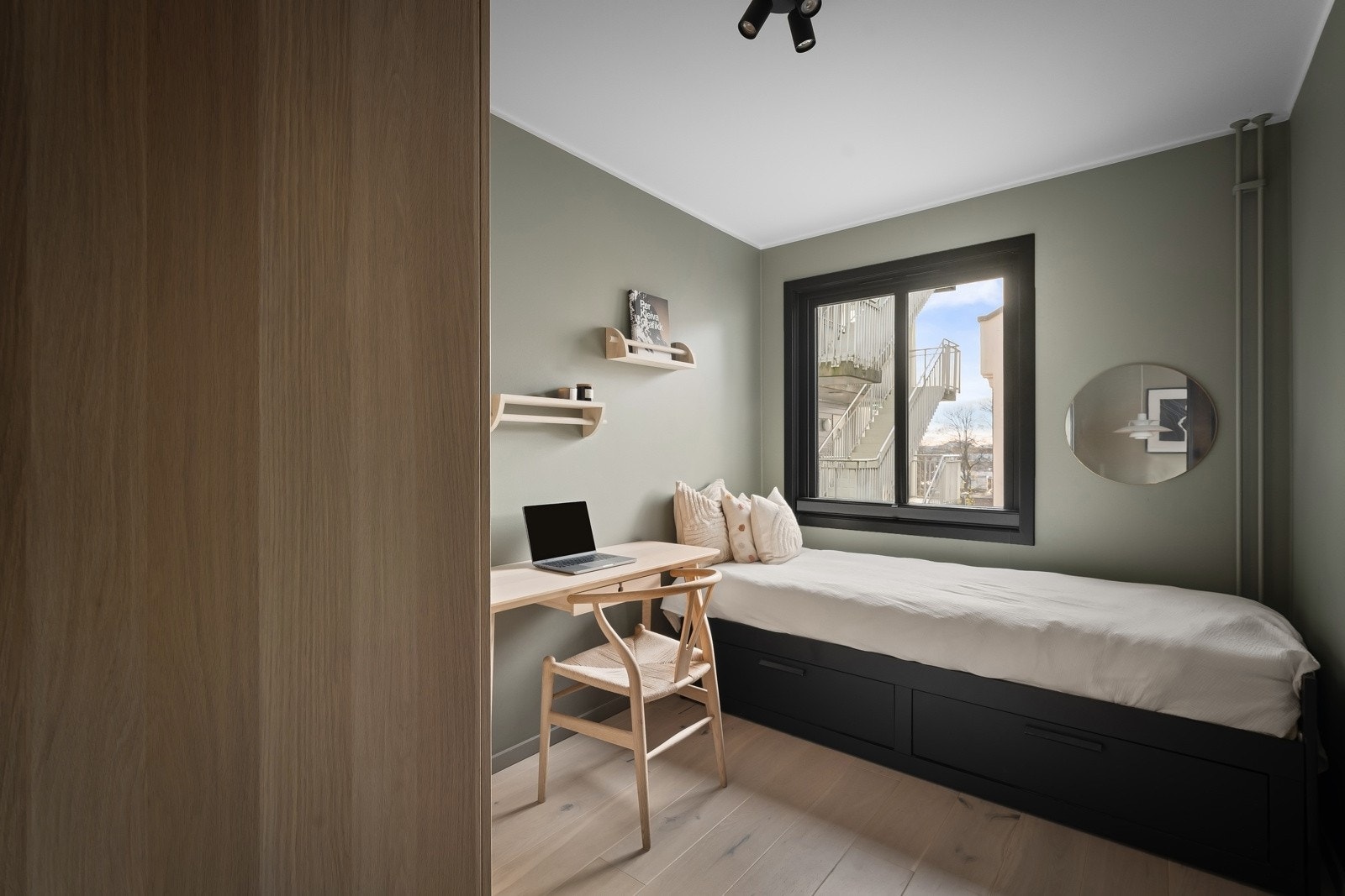 Soverom nr. 2 er også av fin størrelse og passer utmerket som barnerom/gjesterom/kontor. Galleribilde