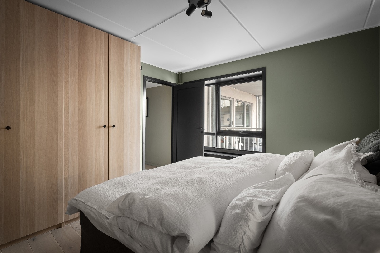 Stort og luftig hovedsoverom med god plass til stor dobbeltseng med tilhørende møblement. Galleribilde