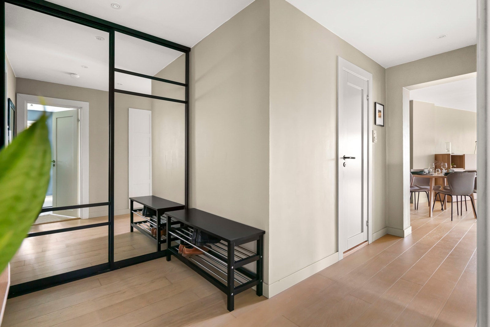 Velkommen inn! Det første som møter deg er en lys og romslig entré/gang som gir et godt førsteinntrykk av leiligheten. Galleribilde