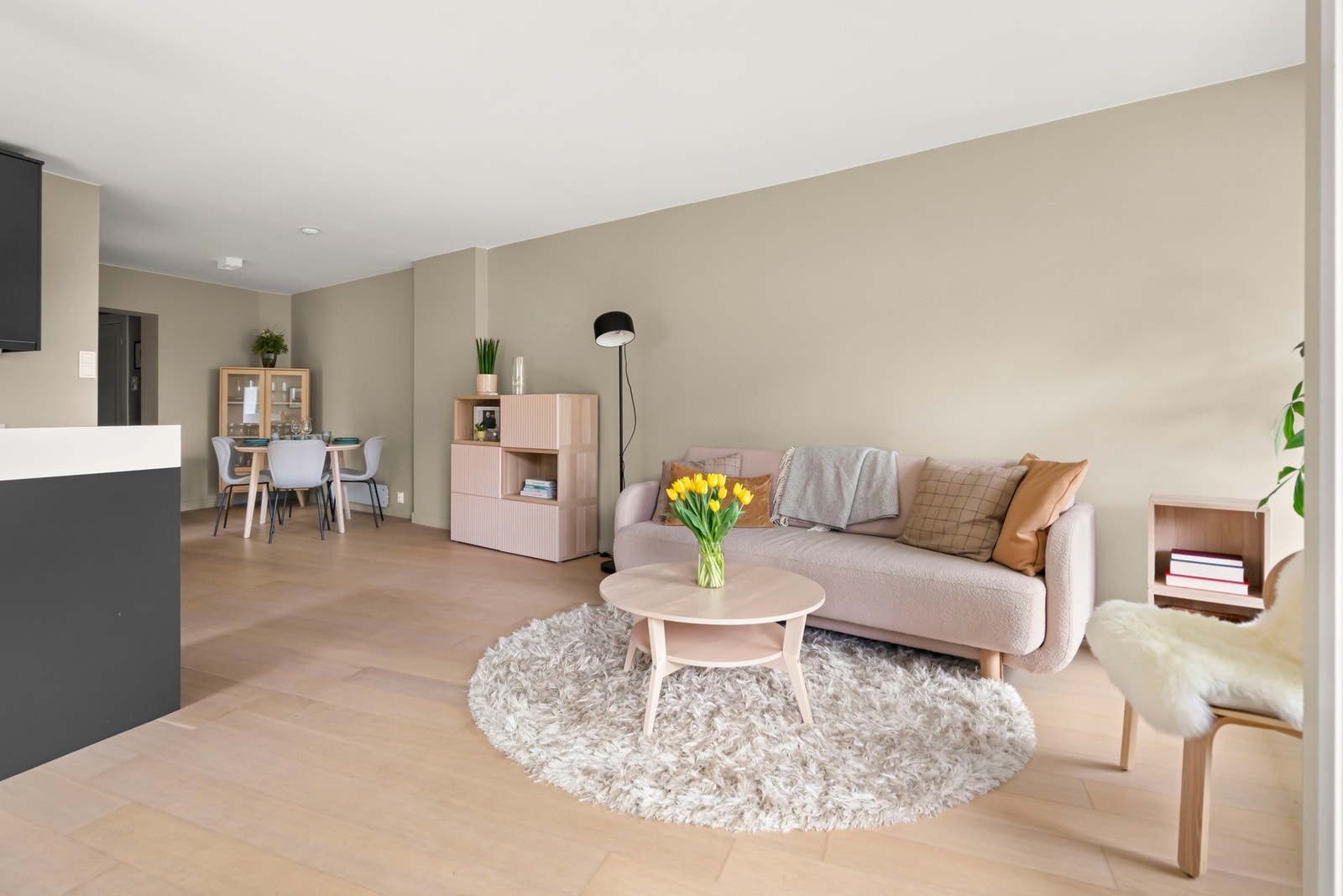 Det er naturlig plass til en spisegruppe, sofa og TV med tilhørende møblement. Galleribilde