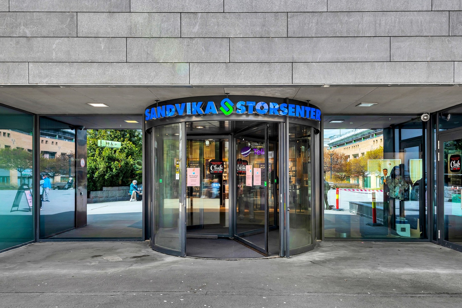 Sandvika storsenter ligger ca. 10 min unna med bil og byr på et rikelig utvalg av butikker og servicefasiliteter. Galleribilde