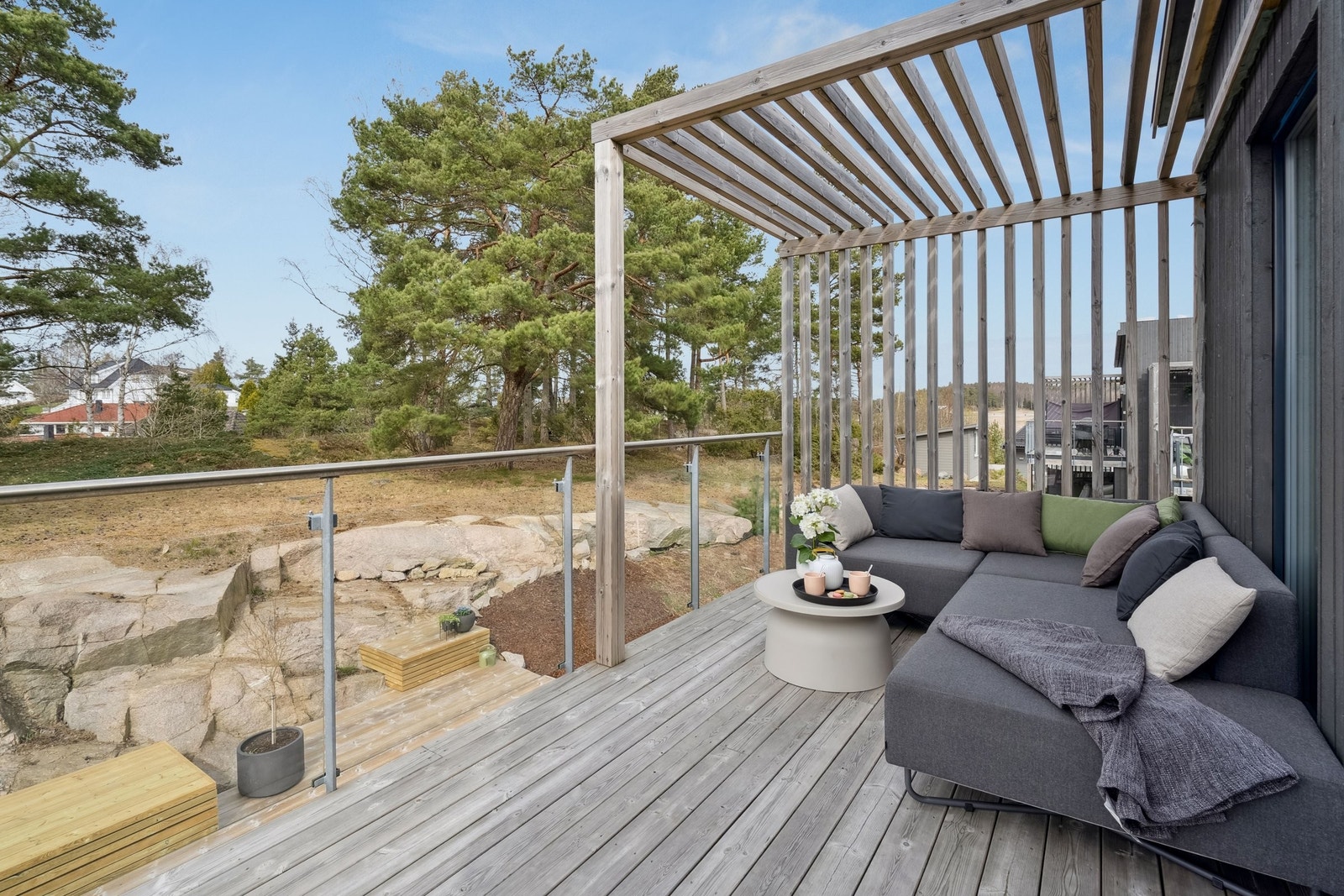 Den vestvendte uteplassen i 2. etasje byr på fin utsikt og gode solforhold. Galleribilde