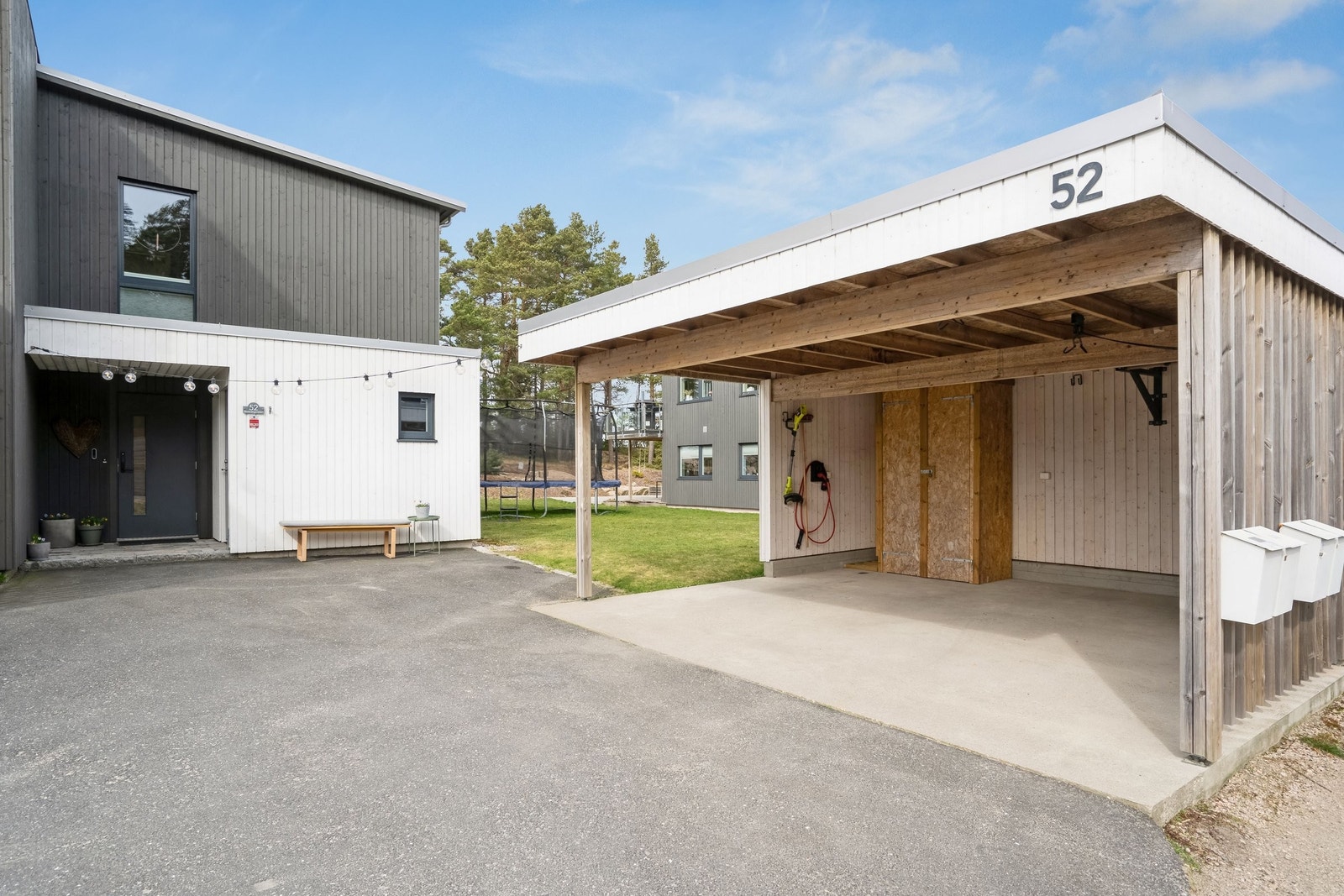 Boligen byr på en praktisk carport m/elbillader, og en romslig oppkjørsel med flere biloppstillingsplasser. Galleribilde