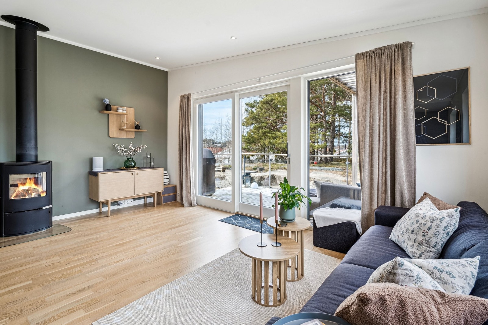 Romslig og åpen stue med god plass til både salong og spisestue. Galleribilde