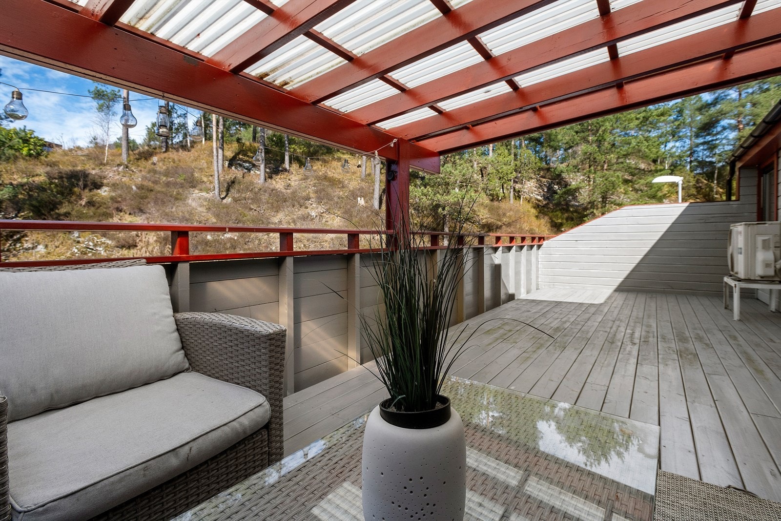 Terrassen rommar ca. 24 kvm og er delvis overbygd Galleribilde