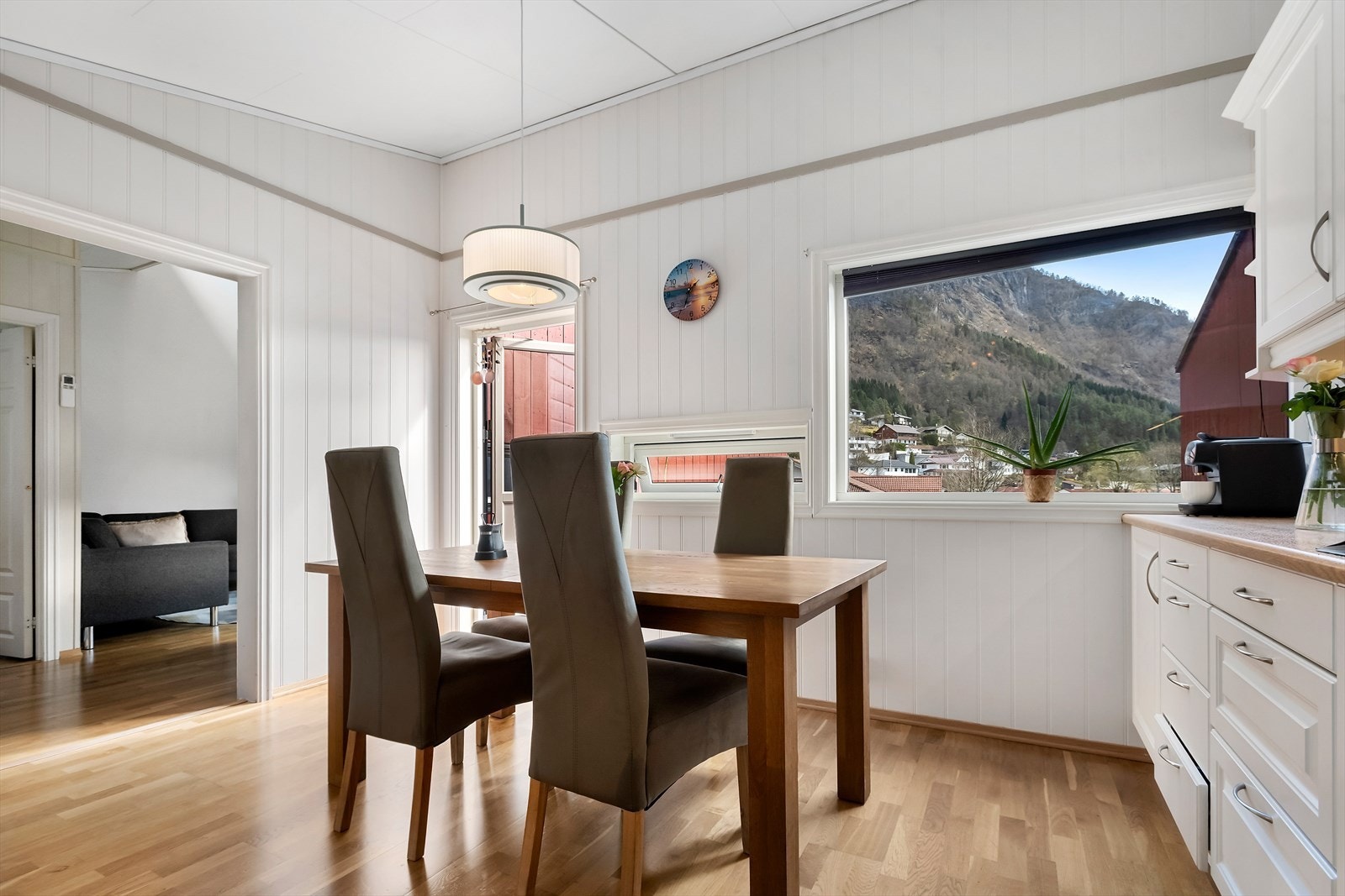 Det er god plass til spisebord på kjøkkenet Galleribilde