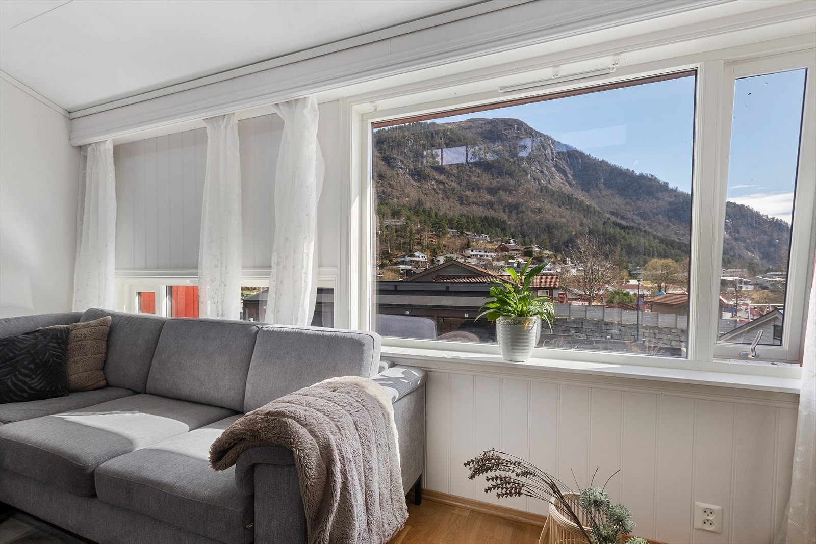 Frå stoveglasa er det utsyn mot nærmiljøet Galleribilde