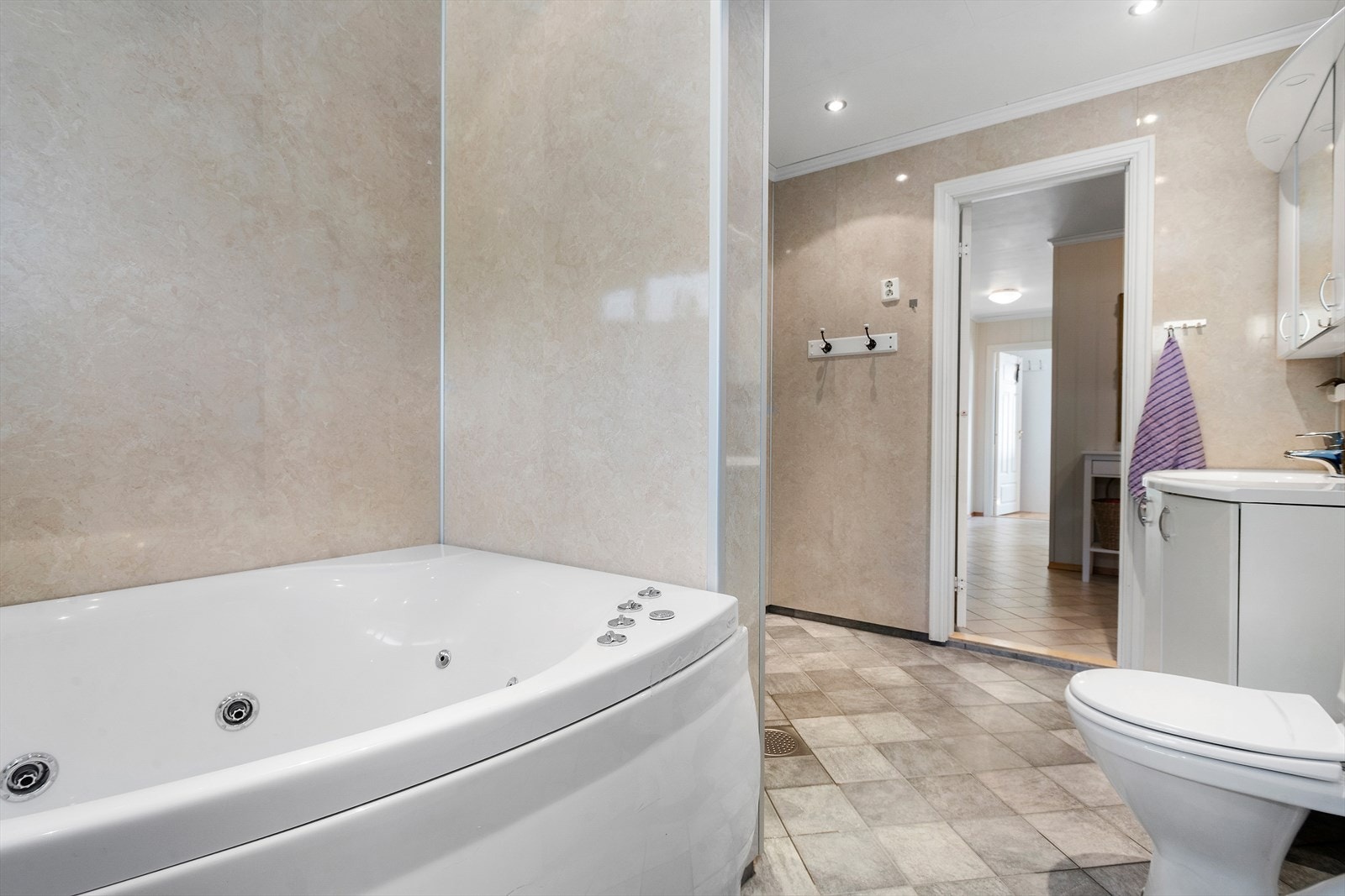 Romsleg bad/vaskerom vart pussa opp i 2006 Galleribilde