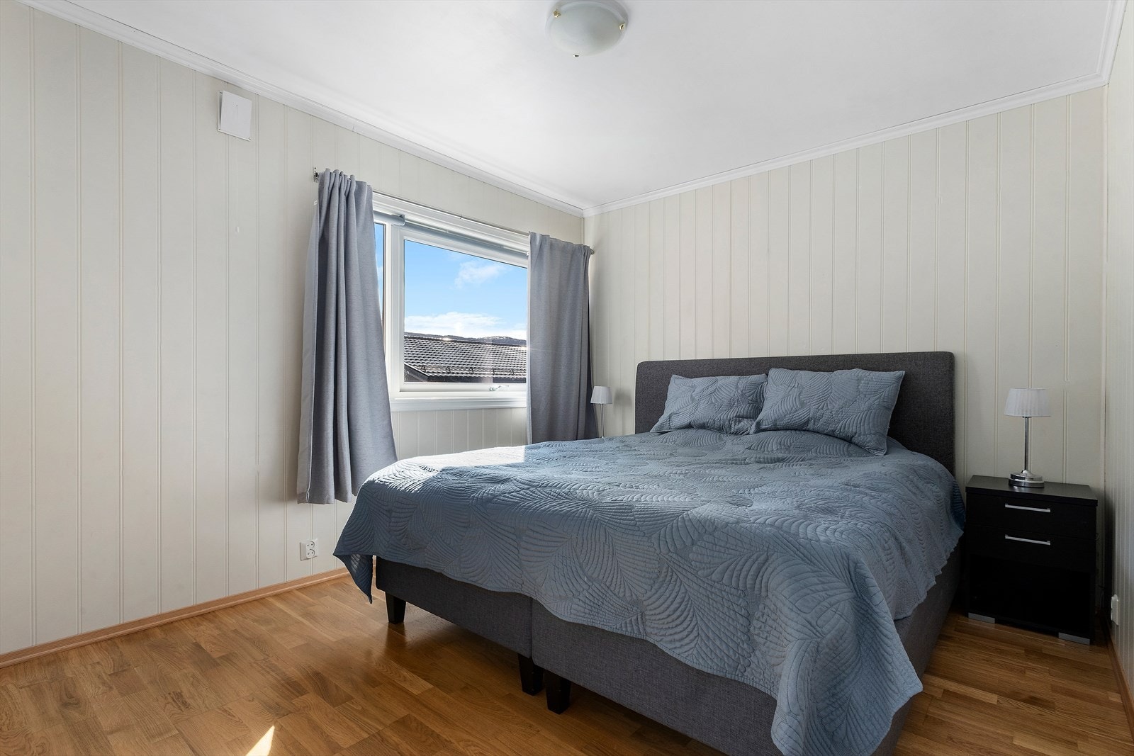 To av tre soverom ligg i underetasjen. Begge er av god storleik med plass til dobbeltseng Galleribilde