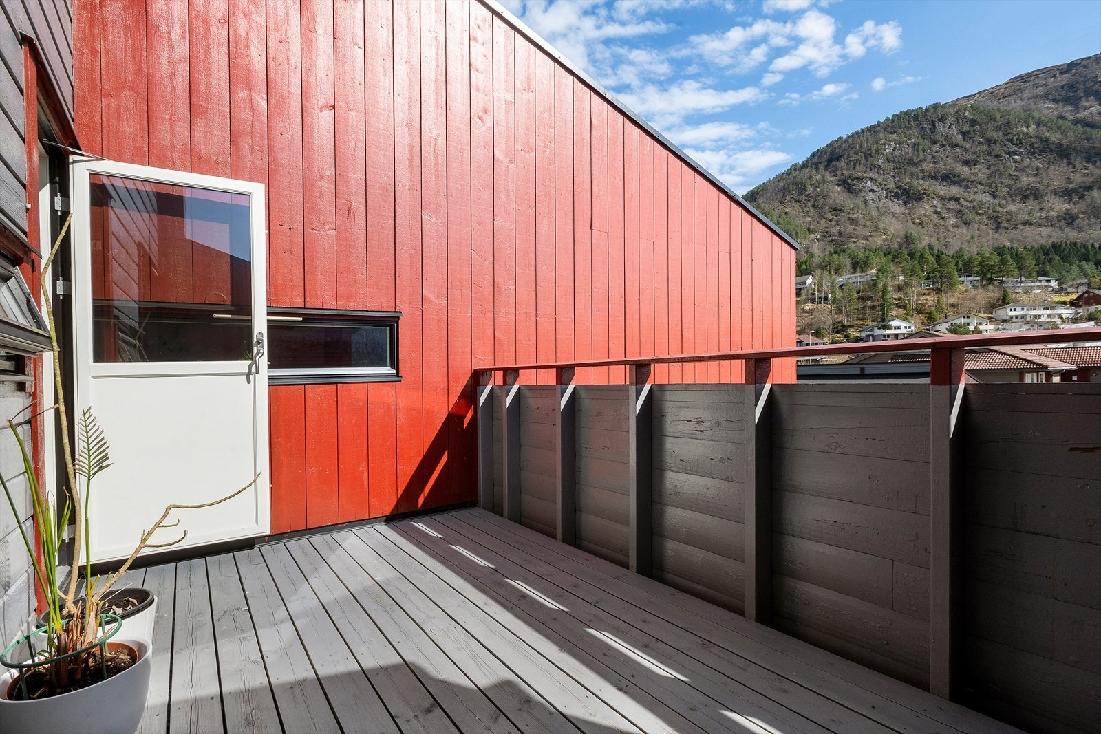 Det er også tilkomst til balkong på 8 kvm med morgonsol frå kjøkkenet Galleribilde