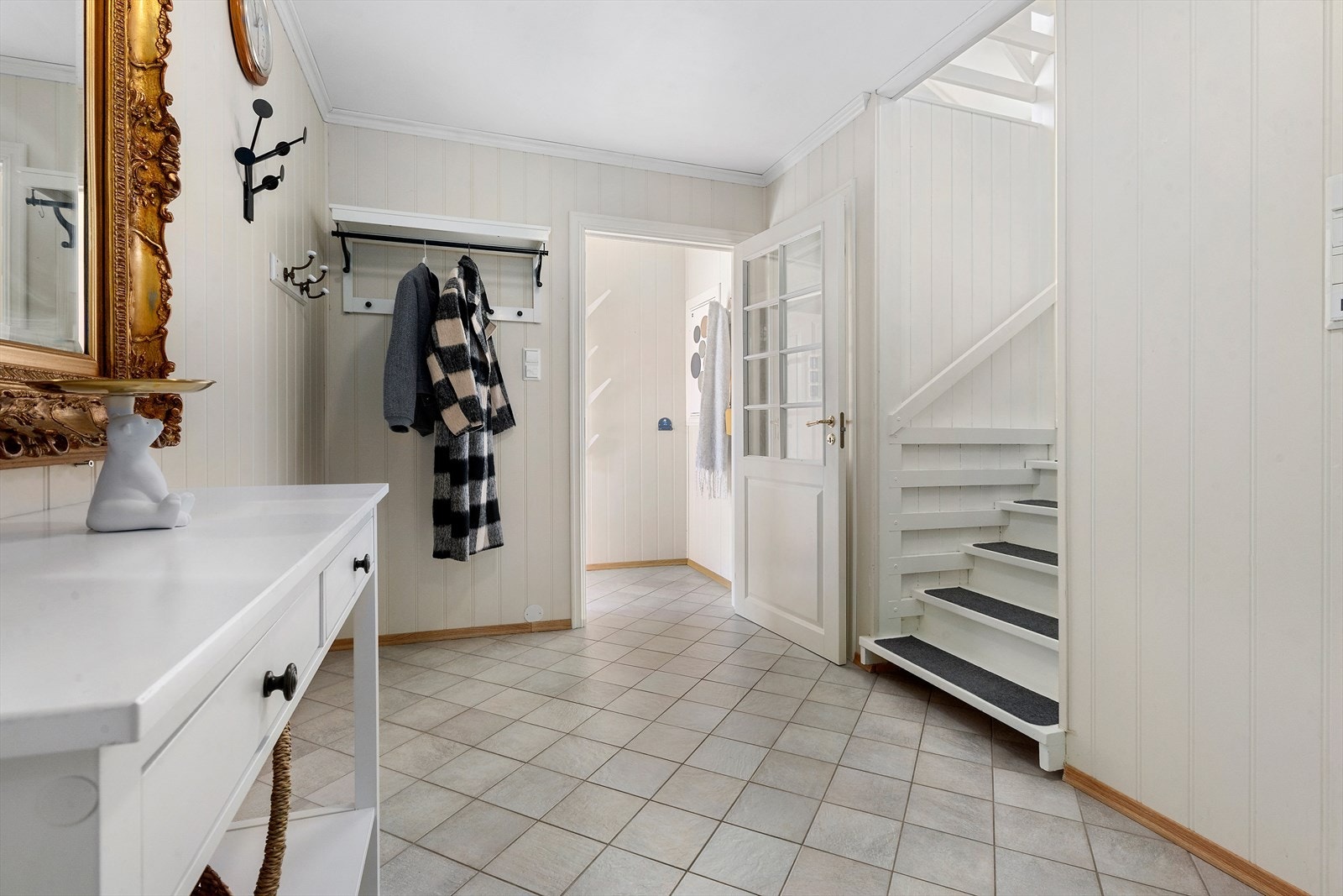 Romsleg vindfang/hall med flislagt golv med varmekablar Galleribilde