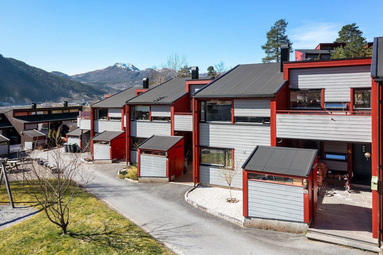 Lettstelt og skiferbelagt inngangsparti med sportsbod Galleribilde