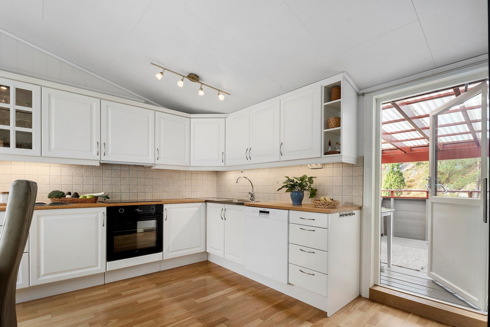 Terrassedør leiar ut til stor terrasse Galleribilde