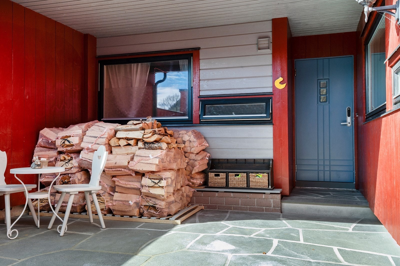 Skiferhellene er av nyare dato og her er det god plass til hagemøblar Galleribilde