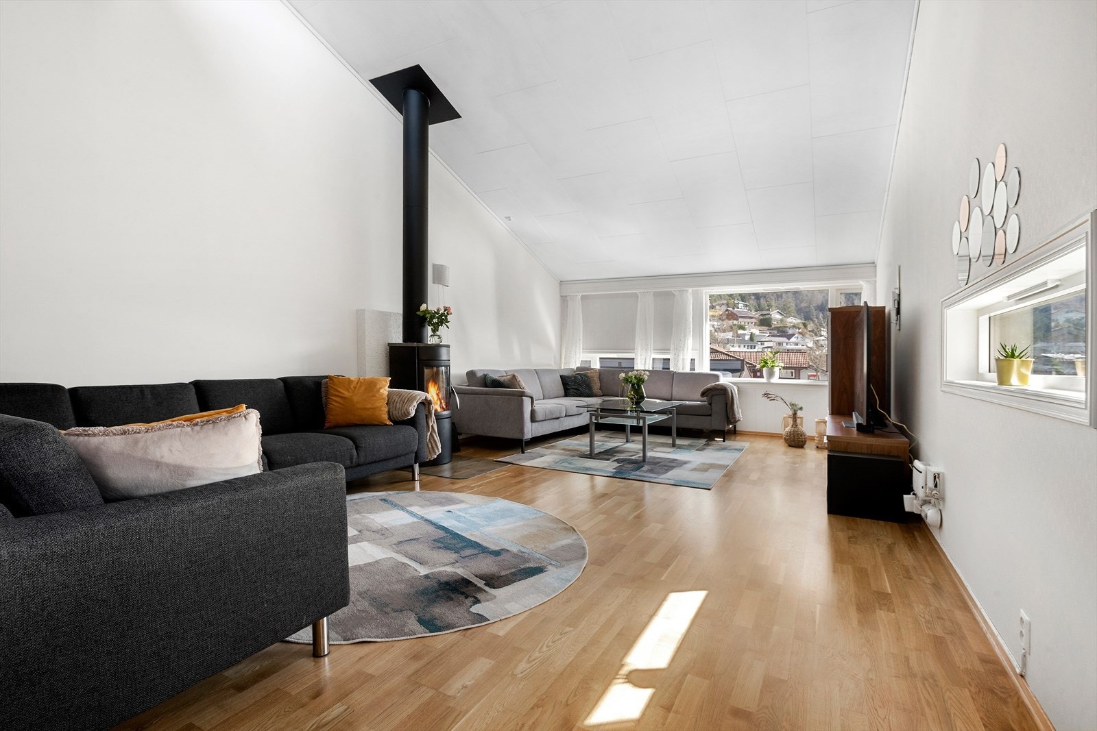 Stova er av god storleik med god plass til møblering av fleire sitjegrupper Galleribilde