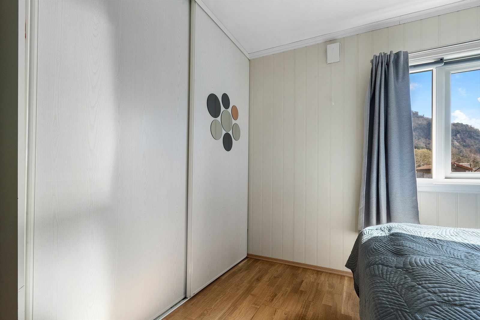 Hovudsoverommet er innreiia med skyvedørsgarderobe Galleribilde