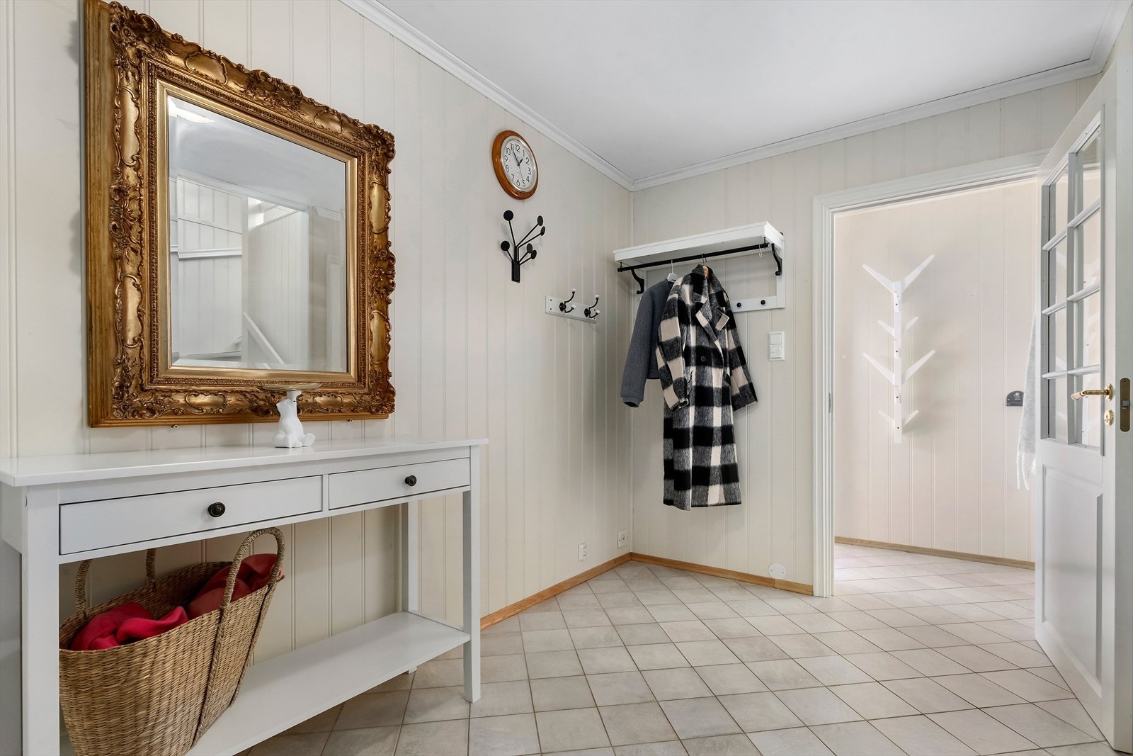 Hallen har god plass til klede- og sko Galleribilde