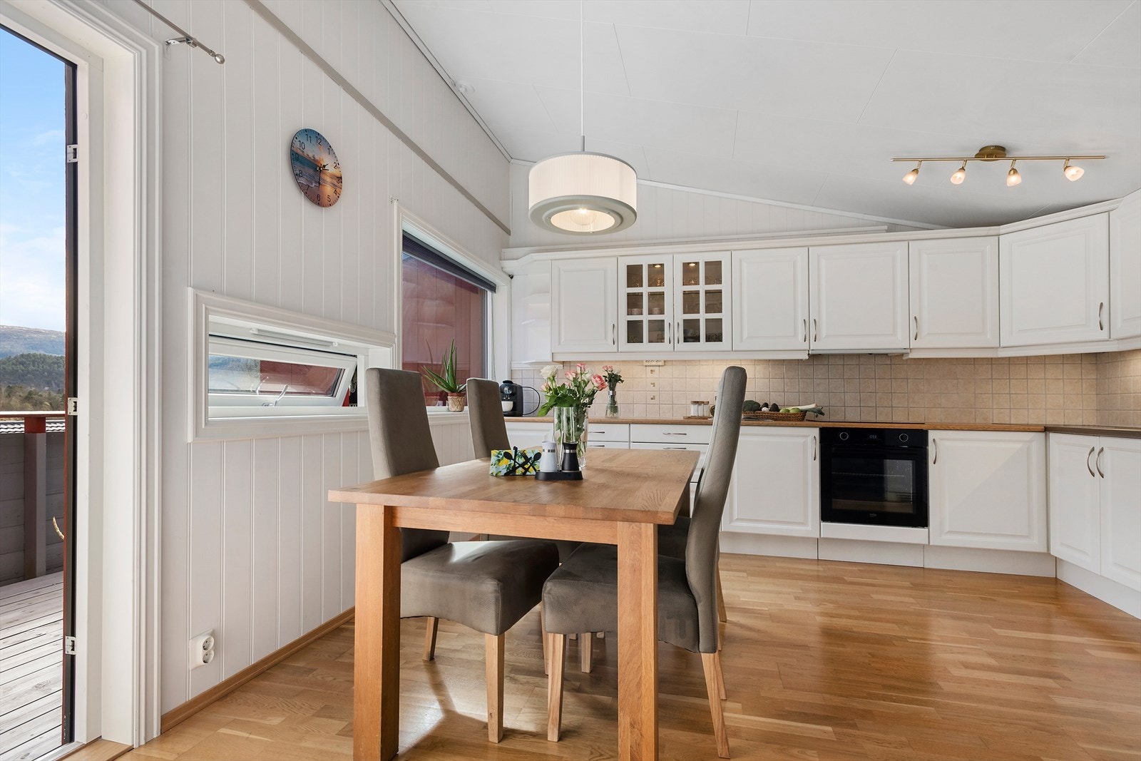 Kjøkkenet er frå 2005 og har svært godt med skåp- og benkeplass Galleribilde