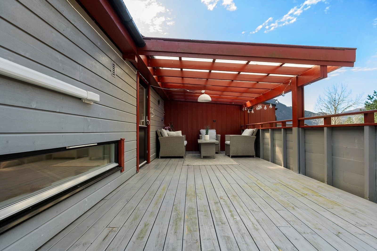 Terrassen har gode soltilhøve og lite innsyn Galleribilde