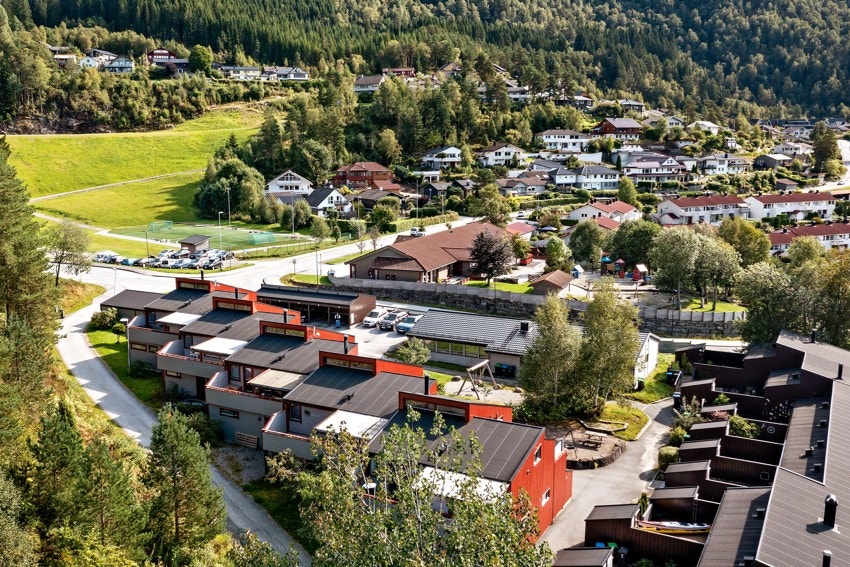 Bustaden ligg i populære Vieåsen. Her er det mykje sol og gangavstand til det meste! Galleribilde