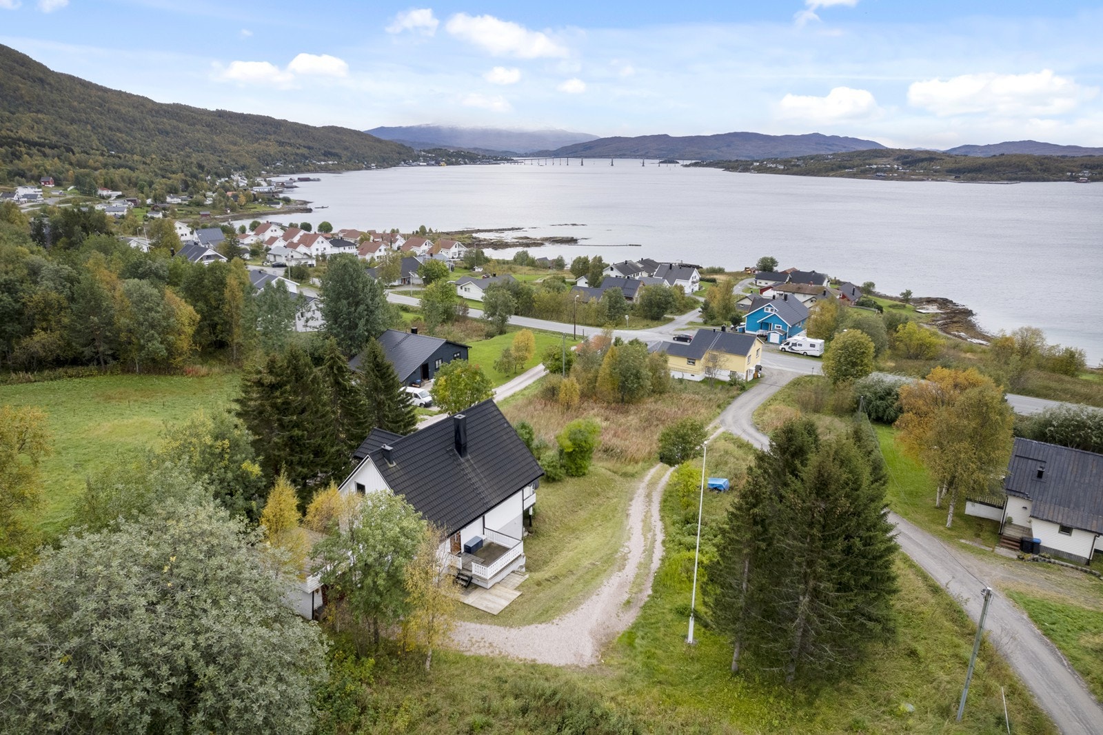 Boligen ligger vest vendt og har svært gode sol- og utsiktsforhold mot Gisundet og Senja. Galleribilde
