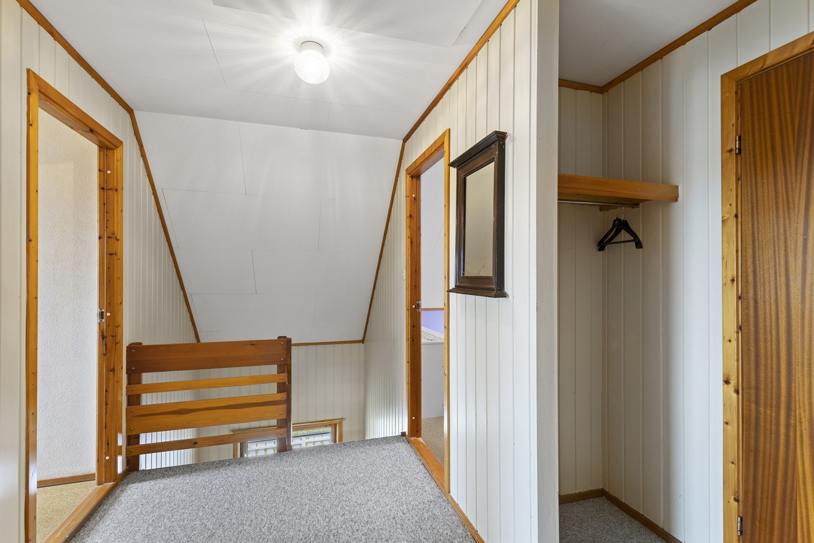 Romslig hall med plass til oppbevaring, Galleribilde