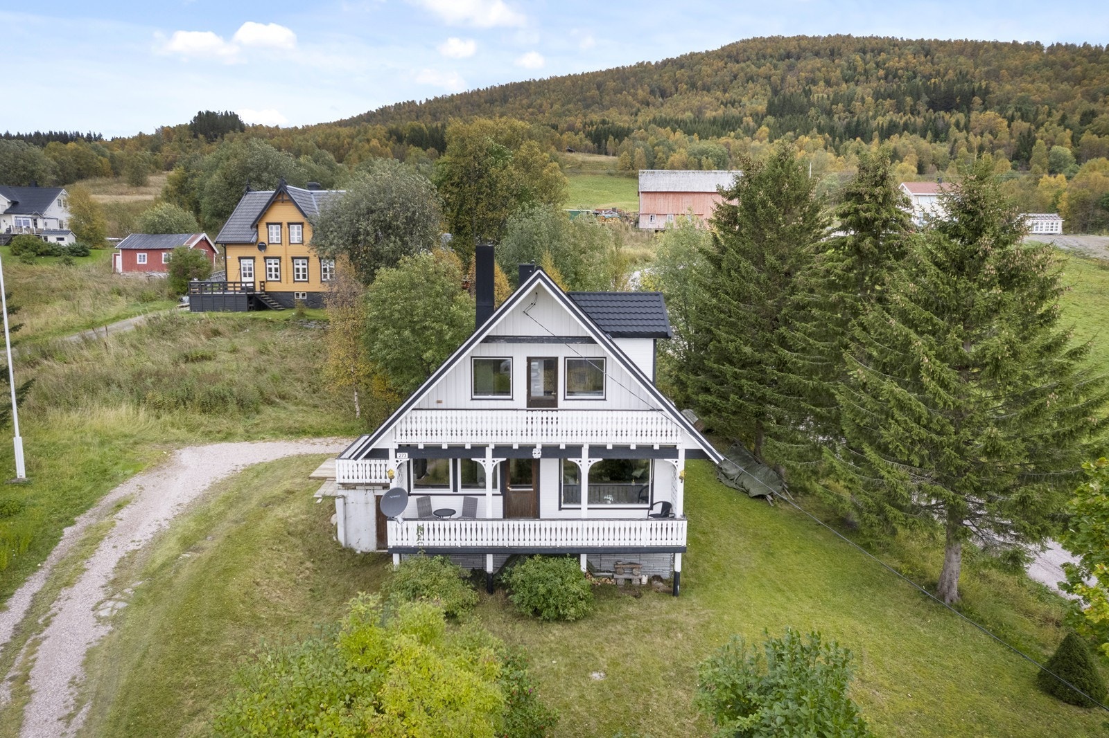 Stor eiendom med muligheter for å skape ditt eget uteparadis. Galleribilde